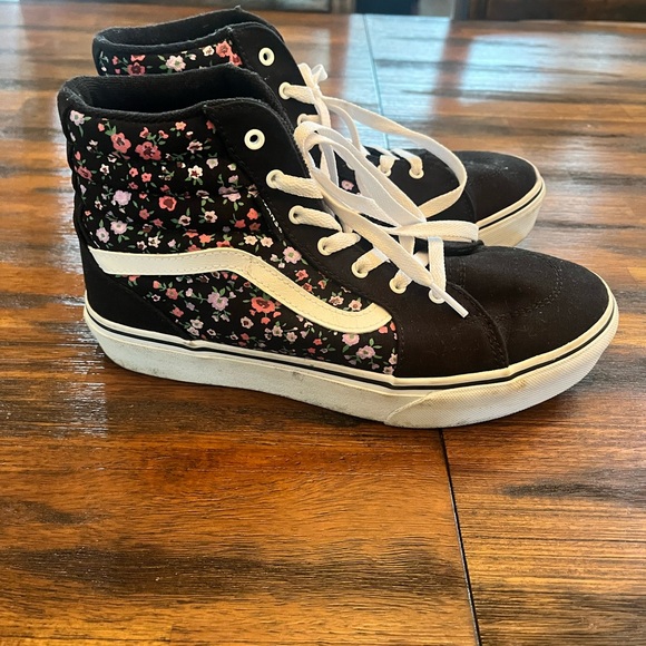 Women’s Vans, black with flower print, great condition, size 6 - Picture 2 of 4